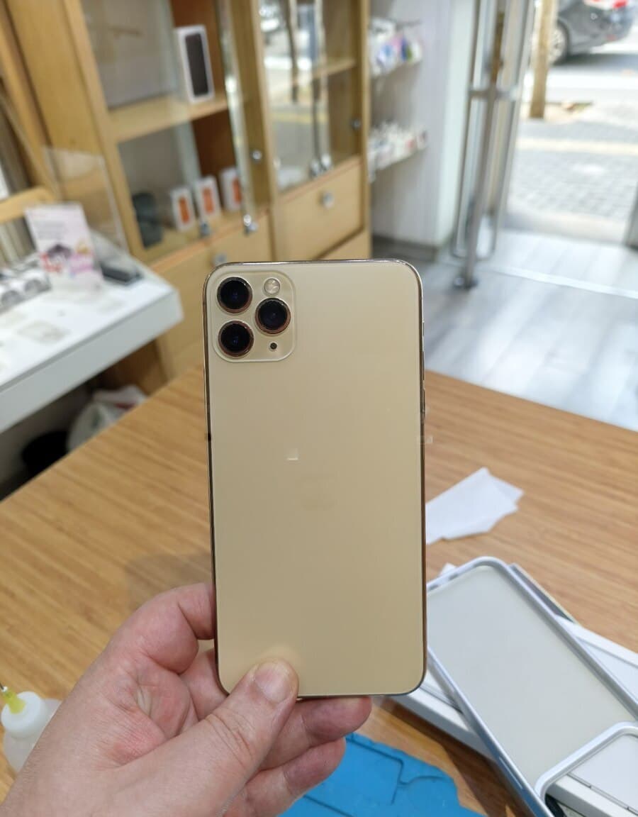 Apple iPhone 11 Pro Max, 4 GB