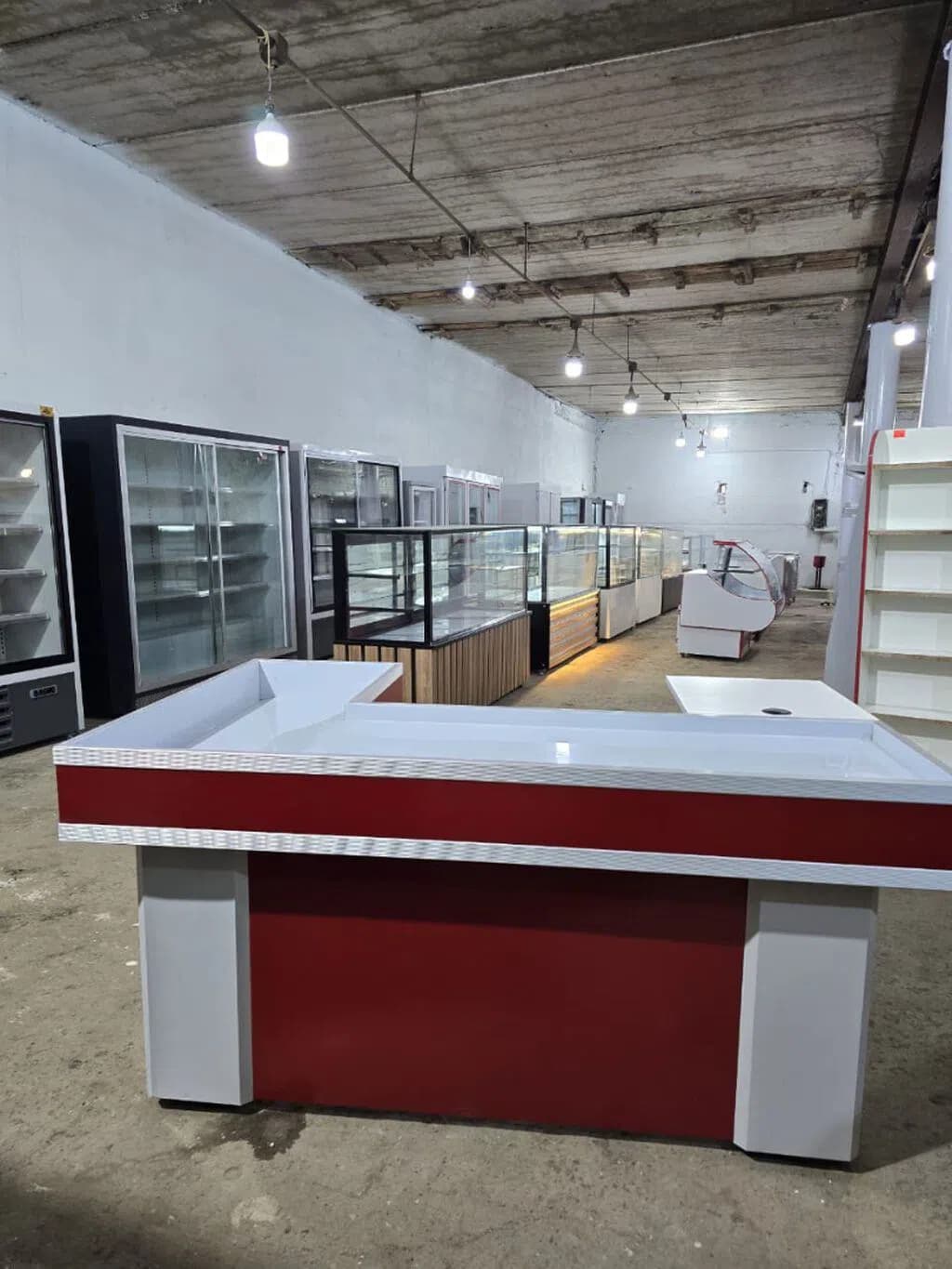 Ticarət köşkü kassa masası