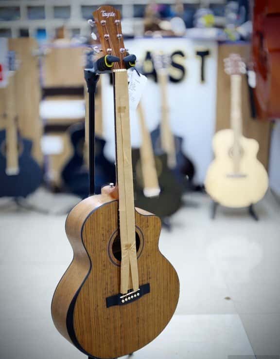 Acoustic guitar, 6-string - Tenderyard