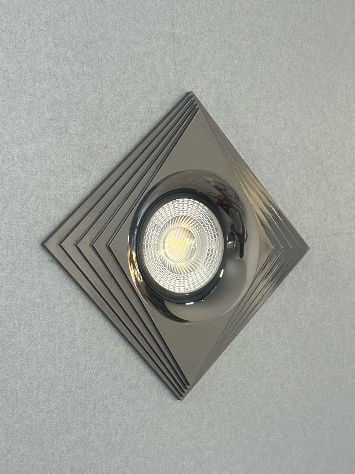 LED lampa, Boz rəng