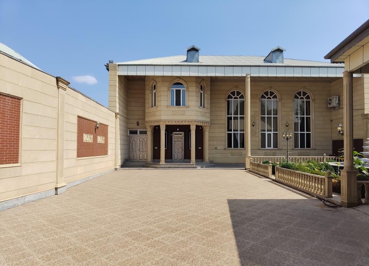 7 otaqlı bağ evi 1000 m² satılır