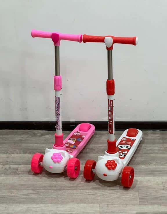 Three-wheeled kids scooter with LED wheels - Tenderyard