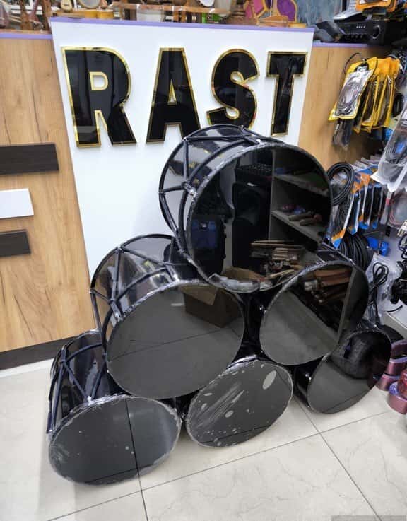 Drum with black head and black strings - Tenderyard