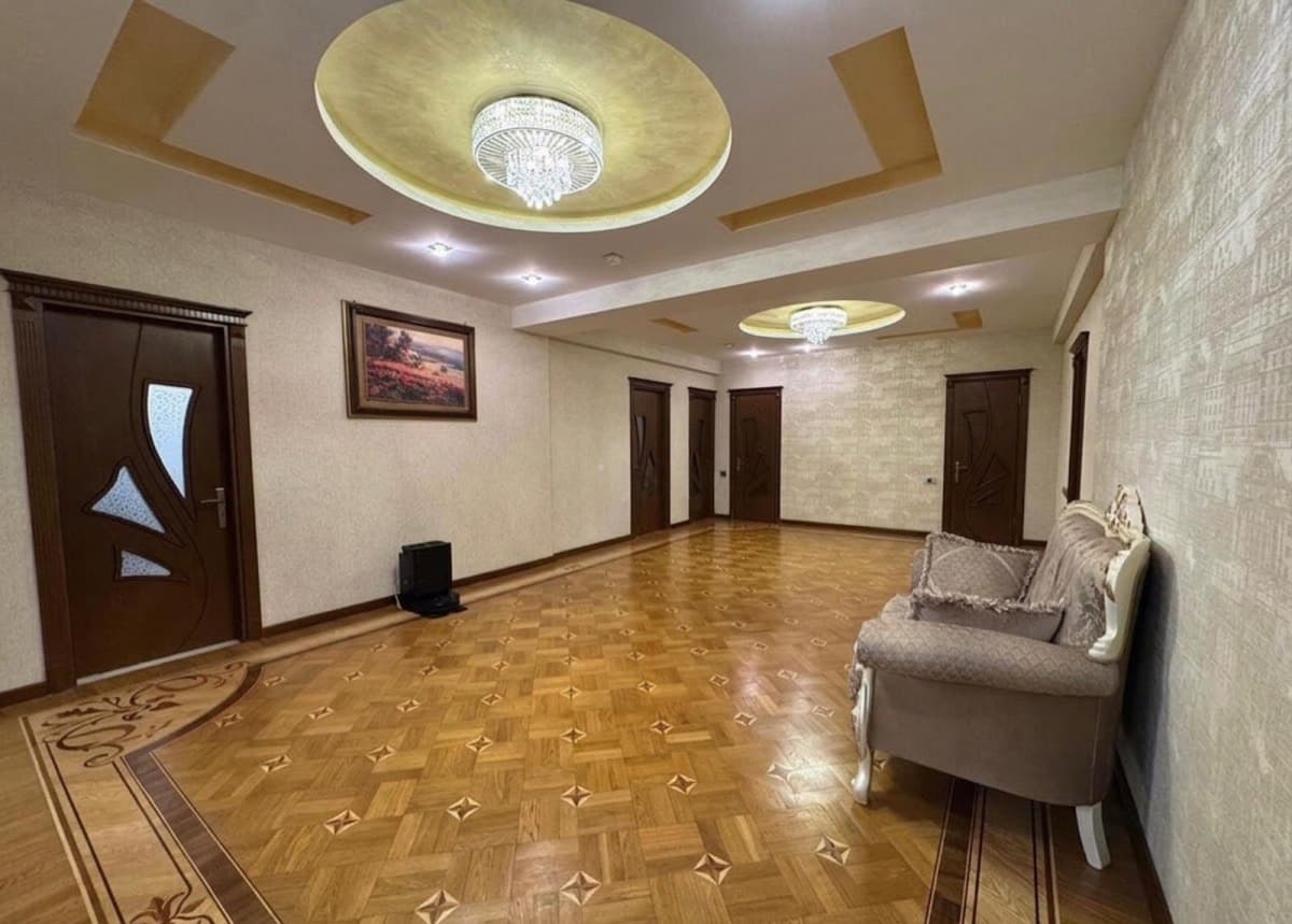 4 otaqlı mənzil 240 m² satılır
