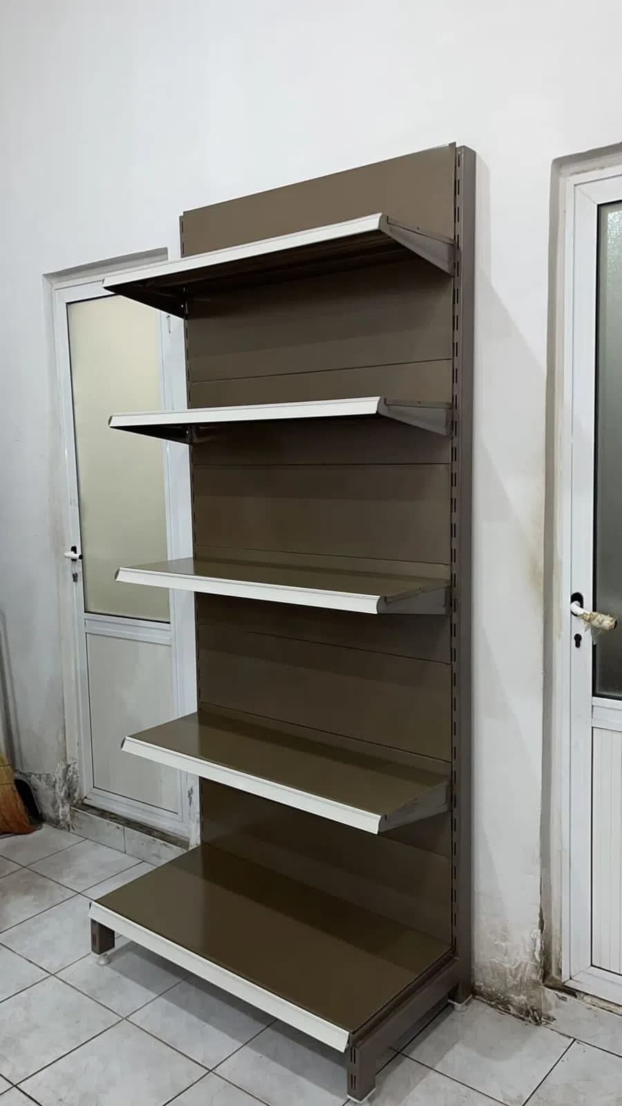 Zavod istehsalı vitrin rəfləri