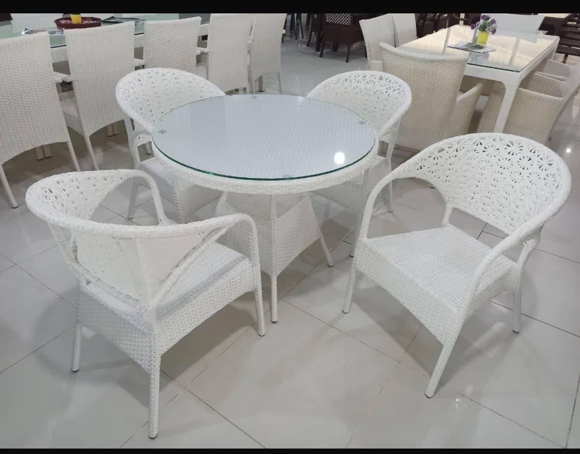 Ağ rəngli rattan bağ mebeli dəsti