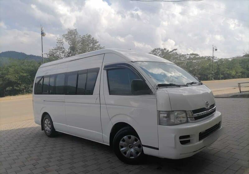 Mikroavtobus icarəsi Toyota HiAce 2015