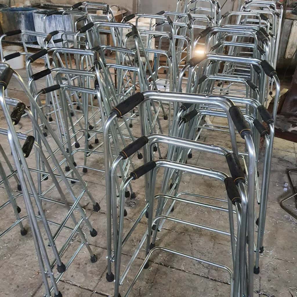 Front-wheeled metal walking frame (Walker) - Tenderyard