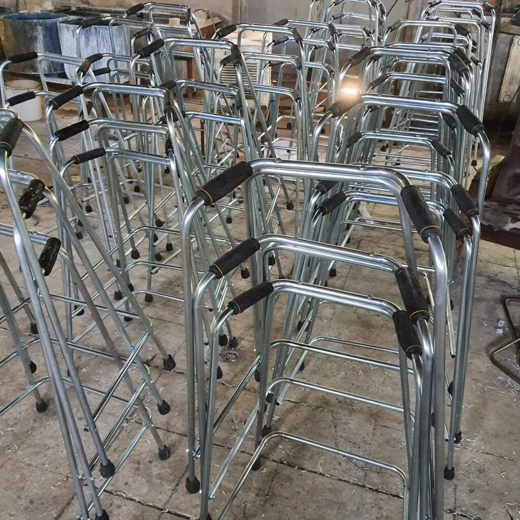 Ön təkərli metal gəzinti çərçivəsi (Walker)
