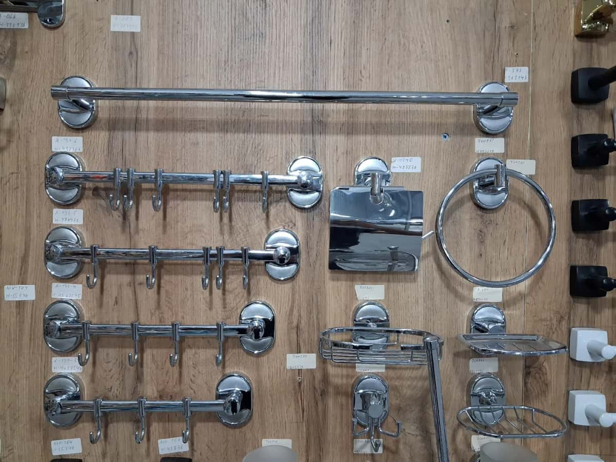 Chrome bathroom accessories - Tenderyard