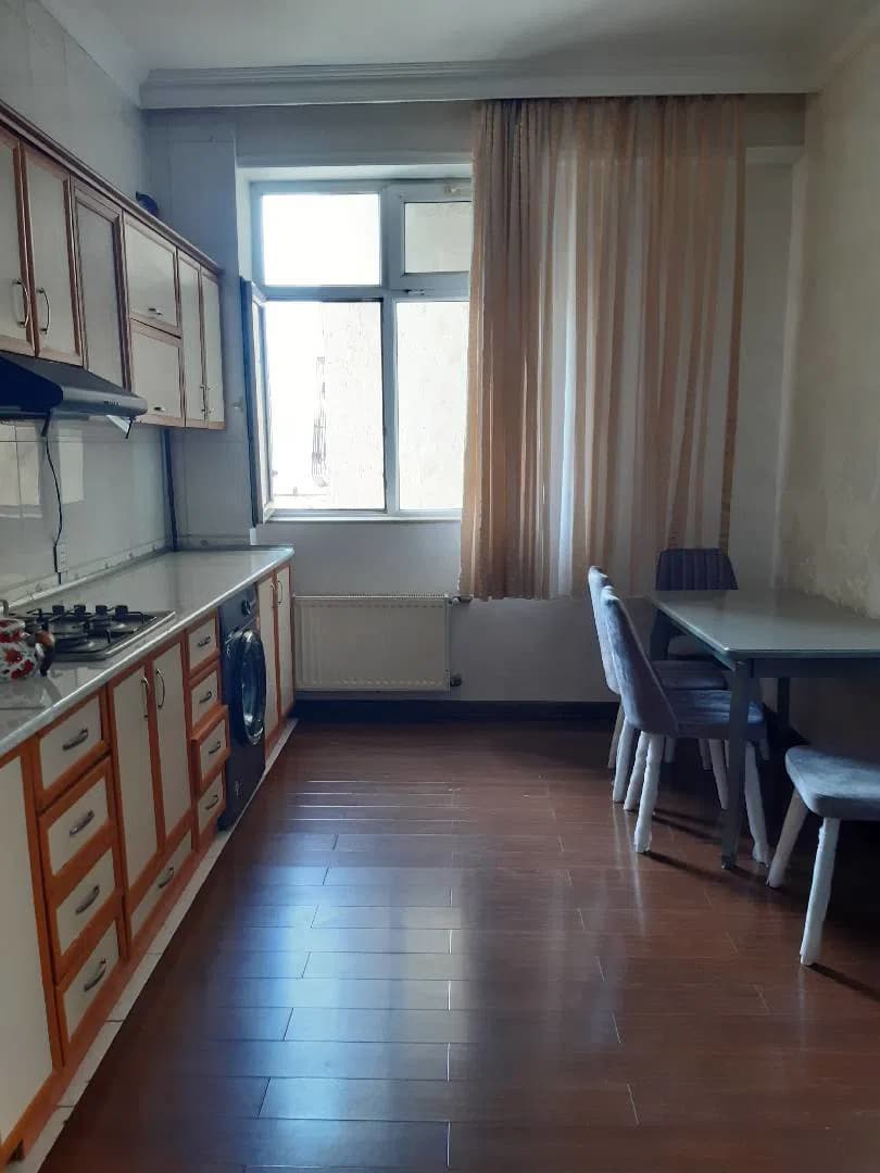2 otaqlı mənzil 100 m² kirayə verilir