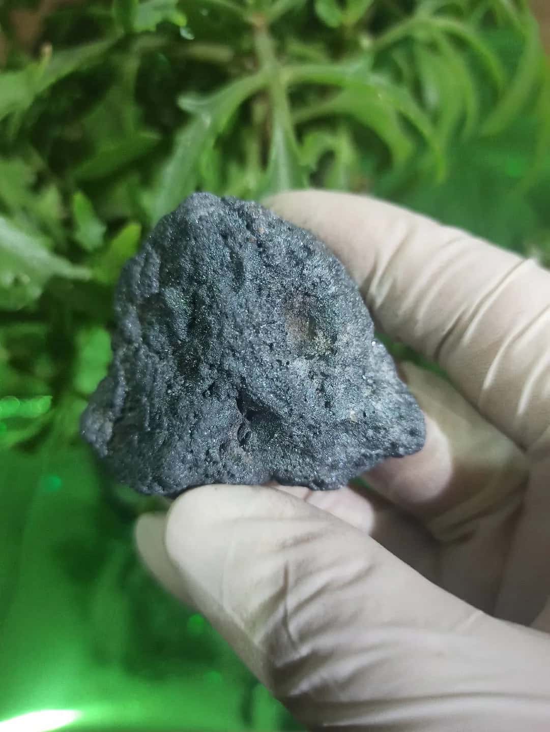 Natural raw stone with metallic luster - Tenderyard