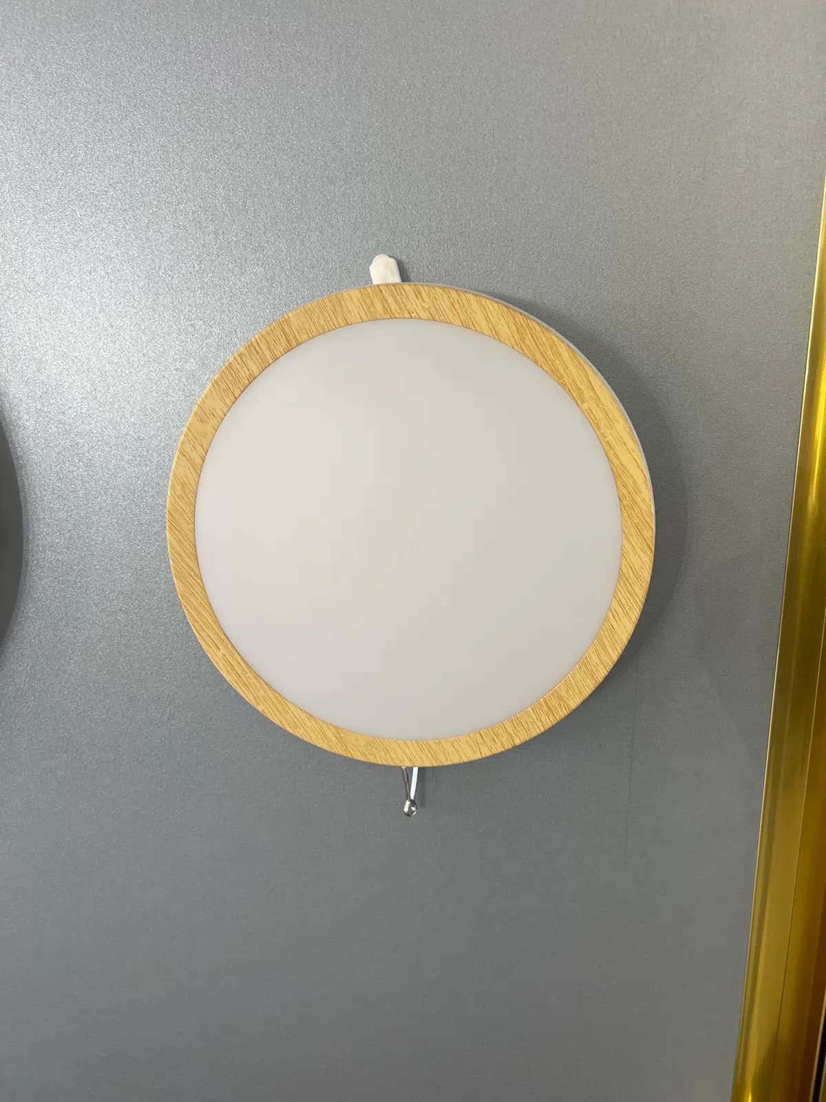 Divar lampası, Ağ rəng