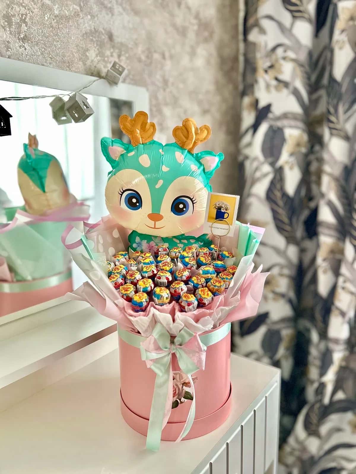 Gift bouquet with deer balloon and Chupa Chups candies - Tenderyard