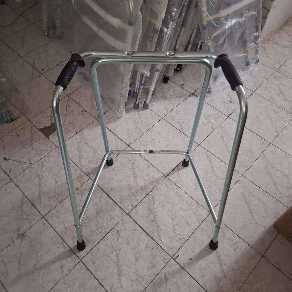 Xəstələr üçün metal yürüyüş çərçivəsi (Walker)