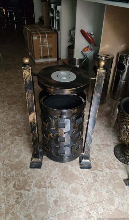 Plastic waste bin with wheels - Tenderyard
