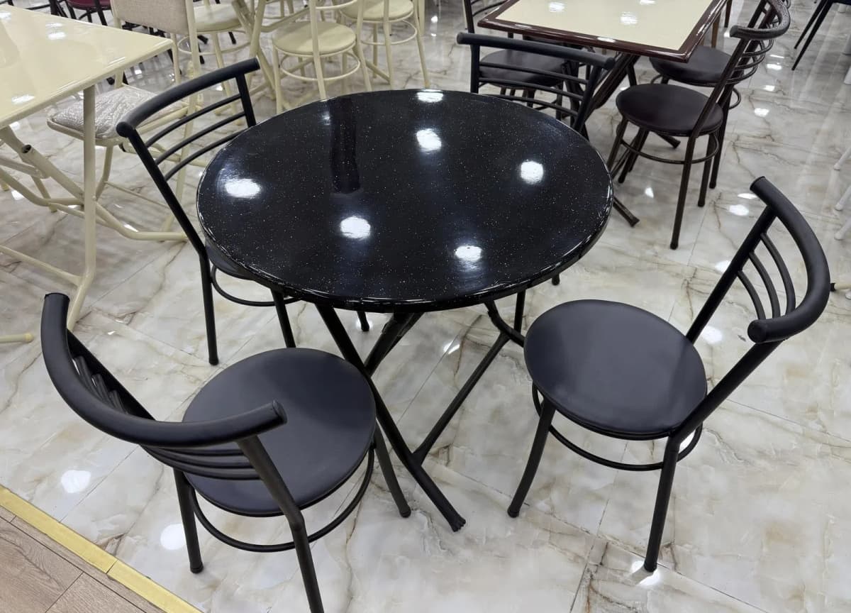 Plastik restoran və kafe stulları