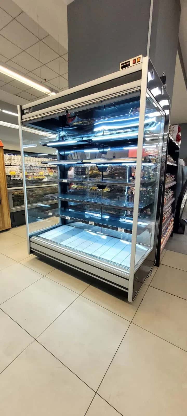 Refrigerated display case for dairy products - Tenderyard