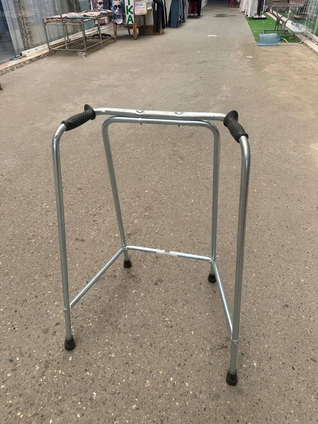 Xəstə və yaşlılar üçün yerimə çərçivəsi (Walker)