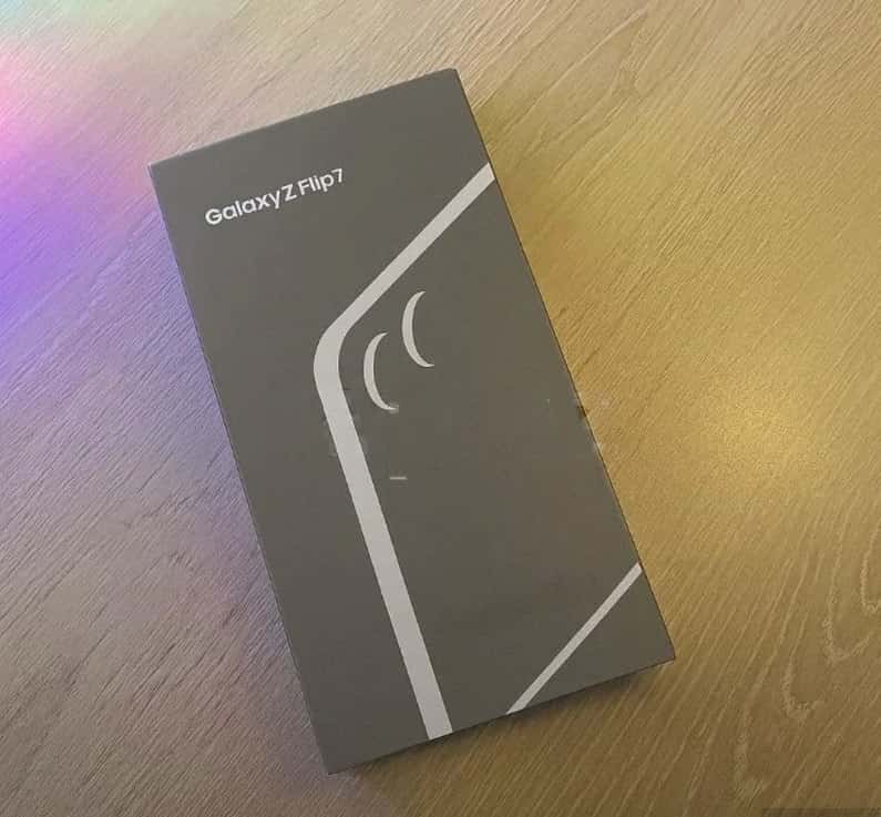 Samsung Z Flip 7, 8 GB - Tenderyard