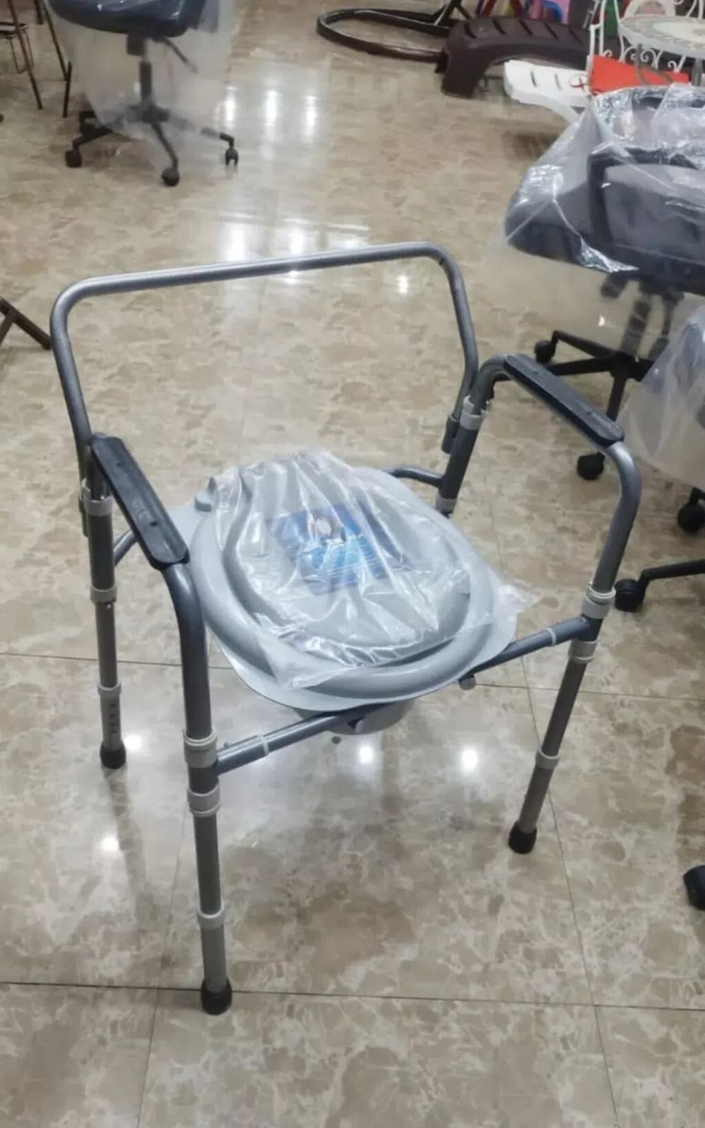 Əlil və xəstələr üçün qatlanan sanitar unitaz-stul