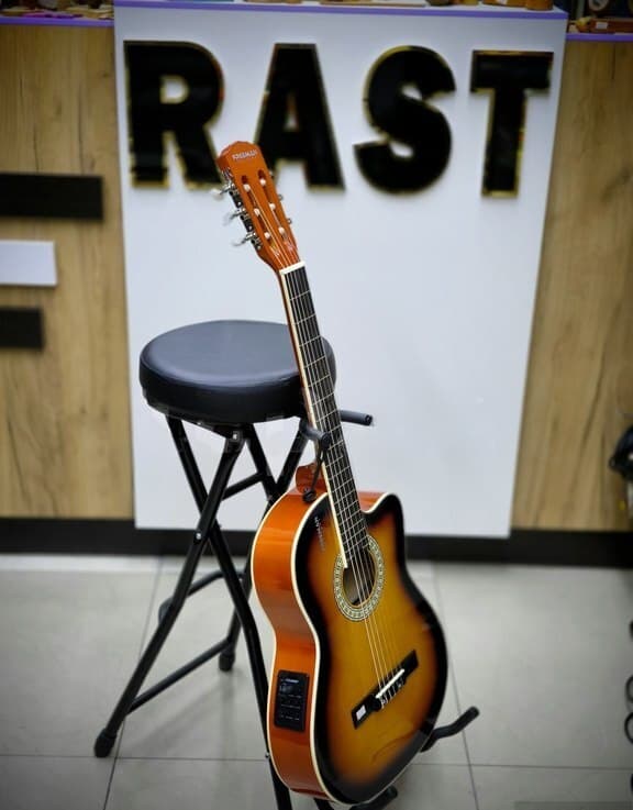 Gitara dayağı və stulu