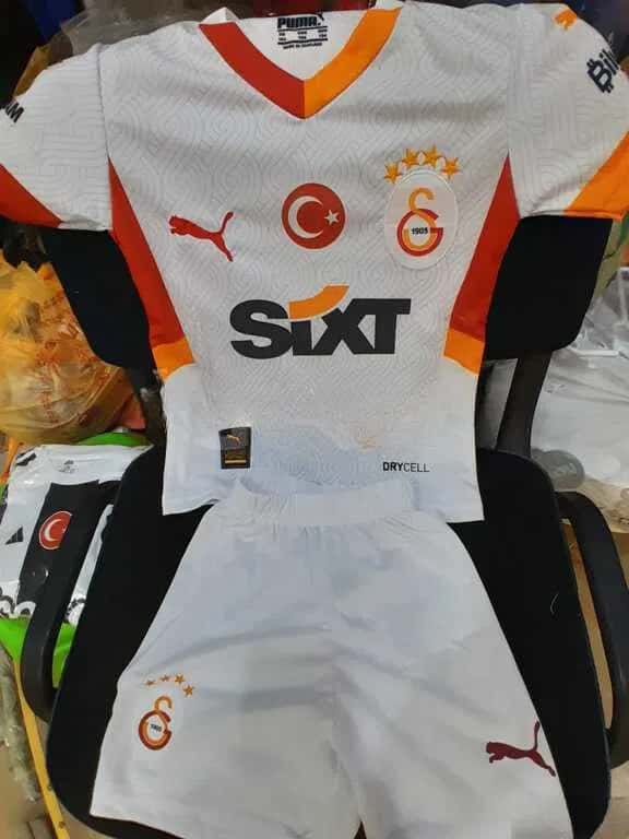 Galatasaray football kit (jersey + shorts) - Tenderyard