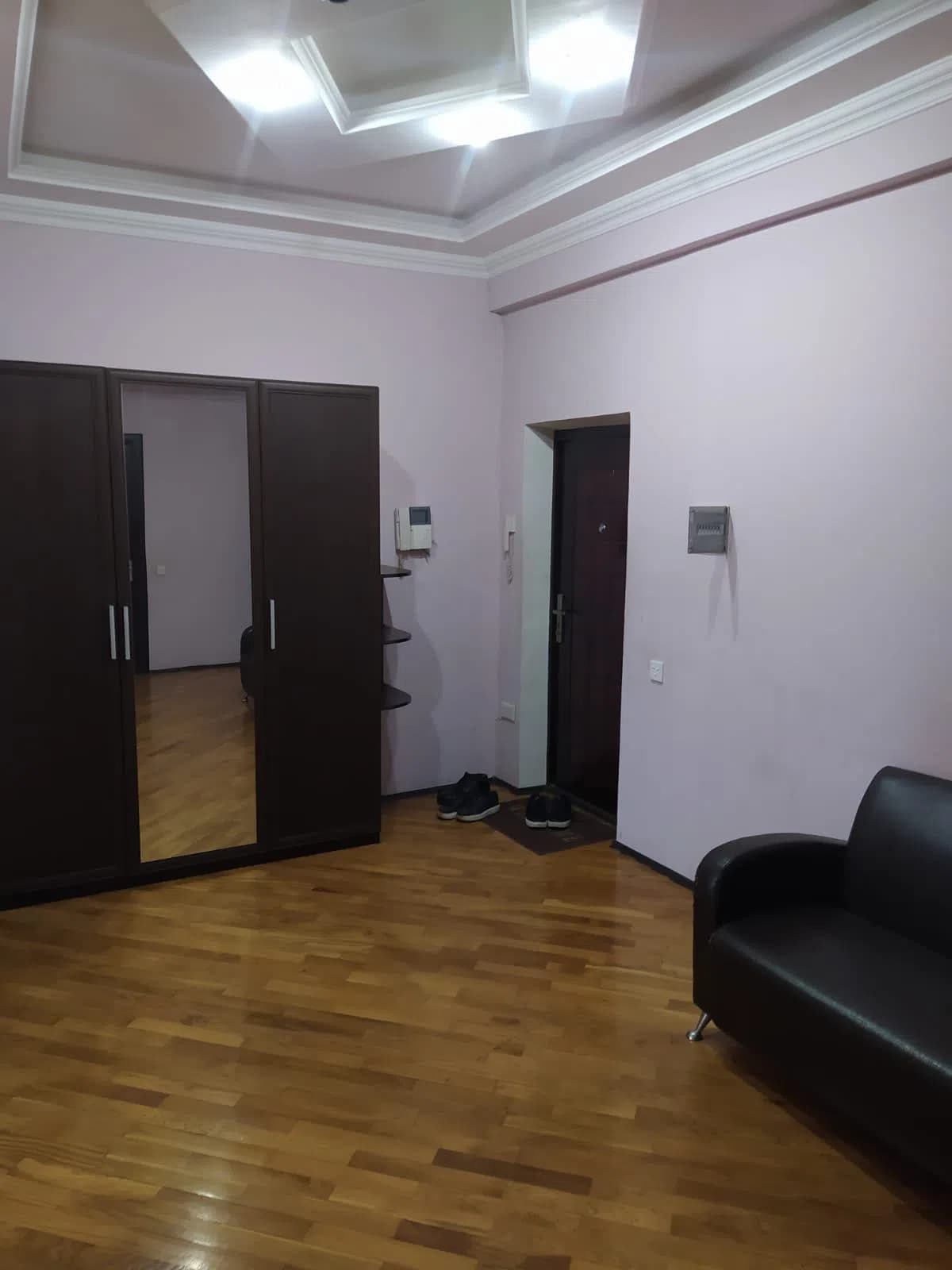 2 otaqlı mənzil 100 m² kirayə verilir