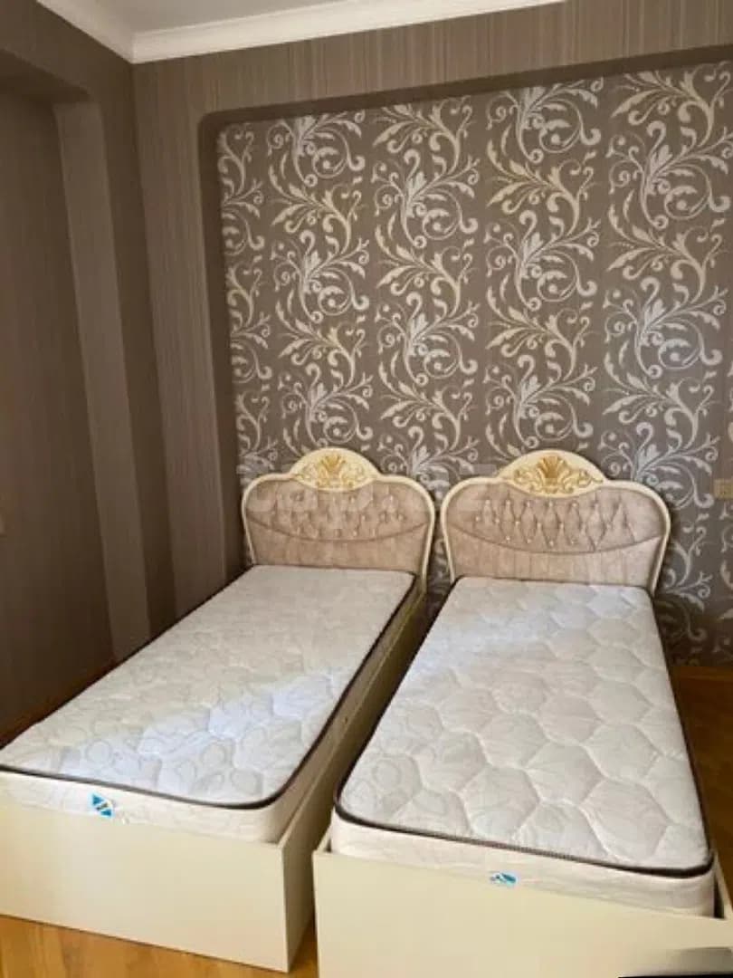 Taxta çarpayı, Bej rəng