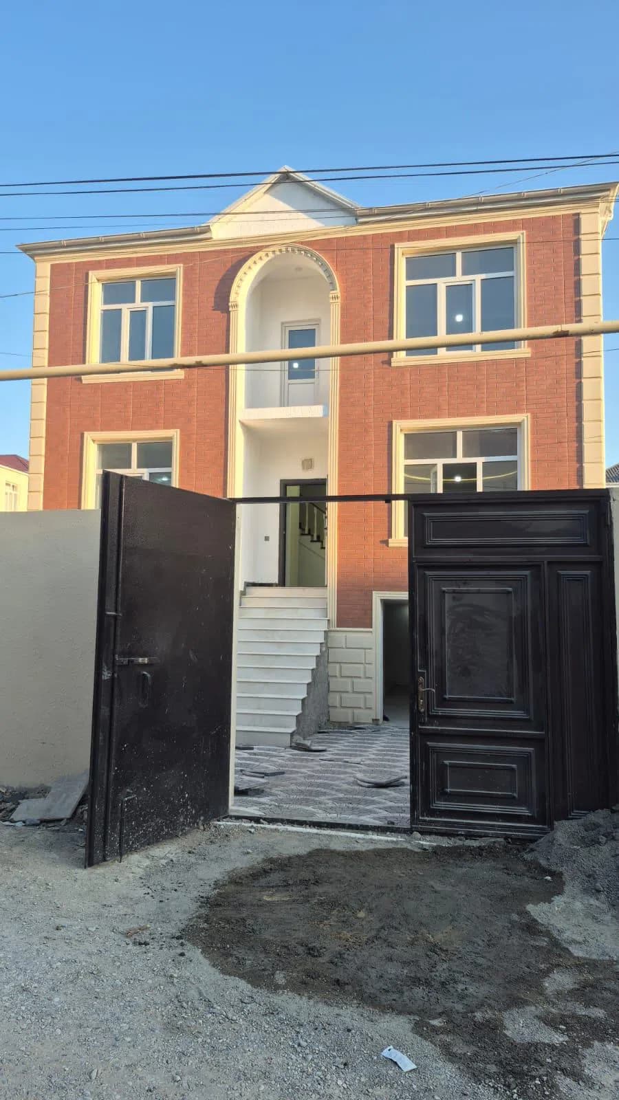 4 otaqlı həyət evi 180 m² satılır