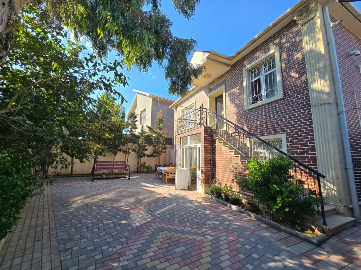 7 otaqlı həyət evi 228 m² satılır
