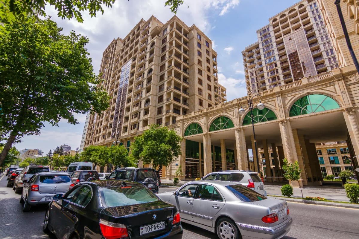 3 otaqlı mənzil 105 m² kirayə verilir