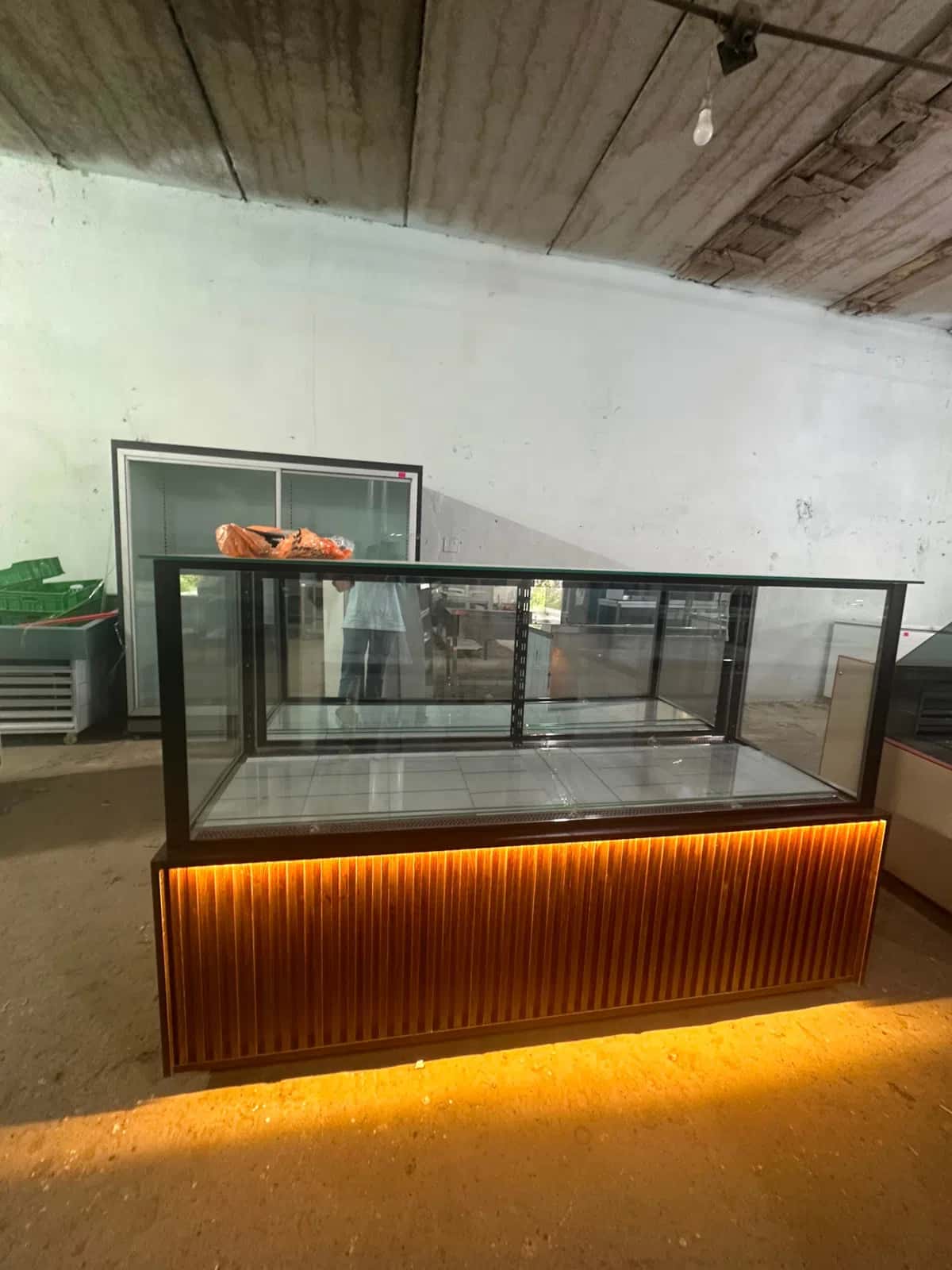 Refrigerated display case - Tenderyard