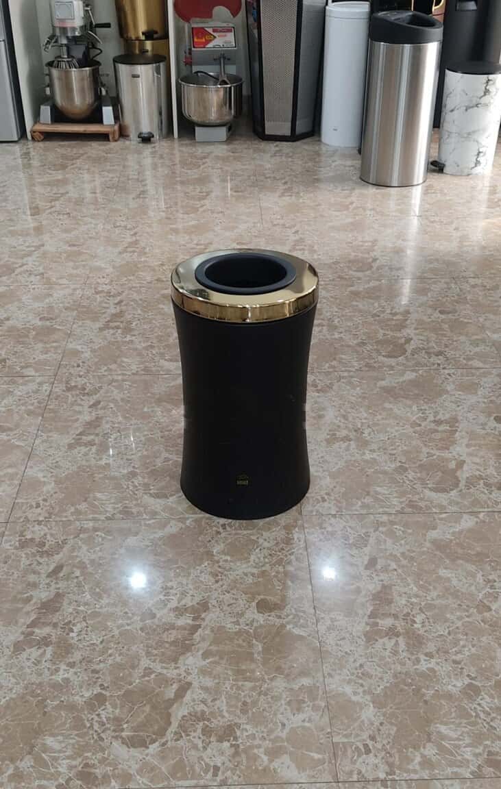 Trash can in various sizes and models - Tenderyard