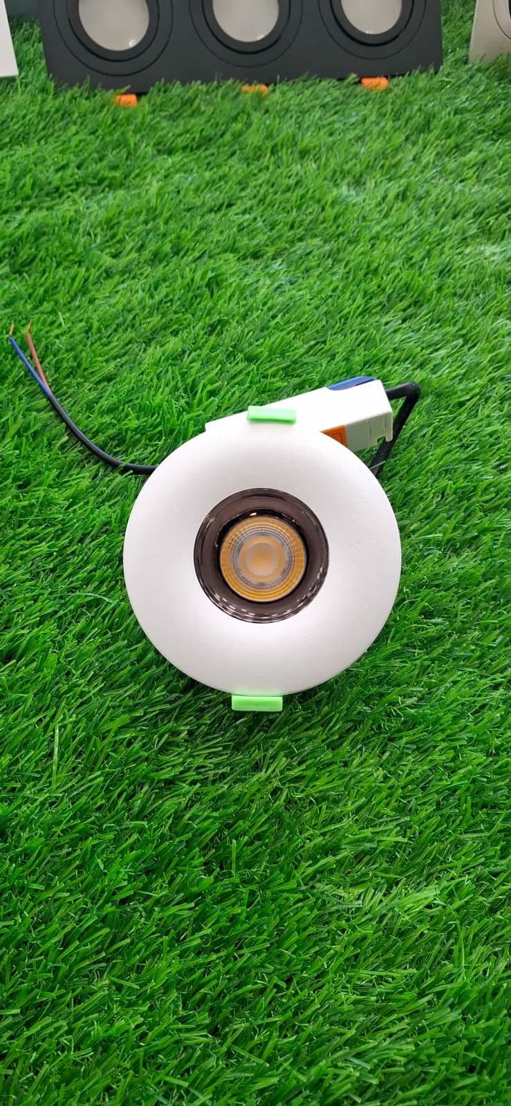 LED lampa, Ağ rəng