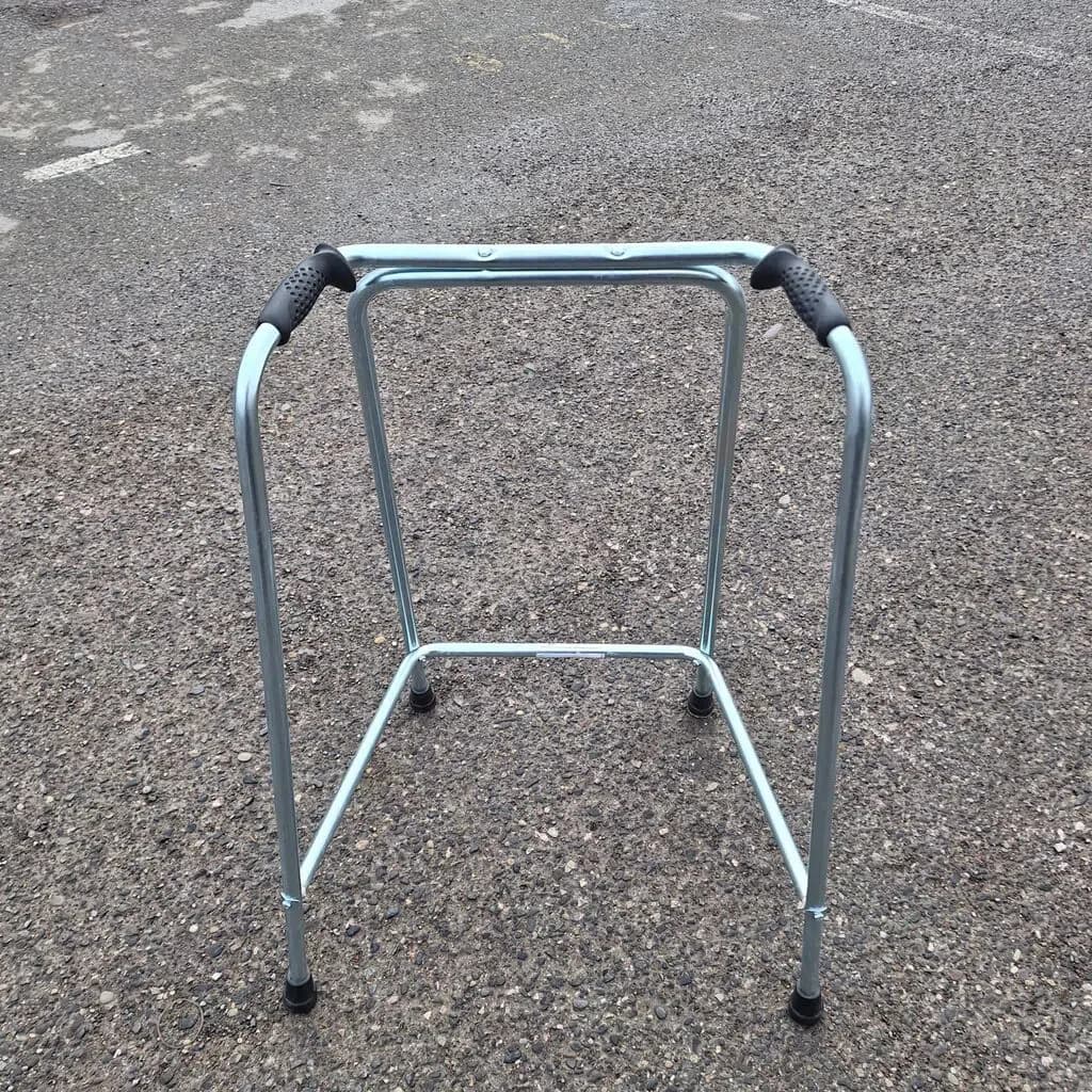 Xəstələr üçün metal gəzinti çərçivəsi (Walker)