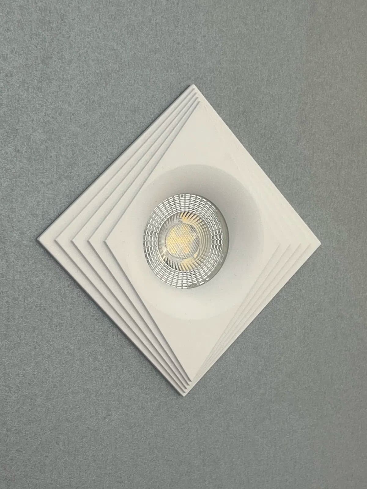 LED lampa, Ağ rəng