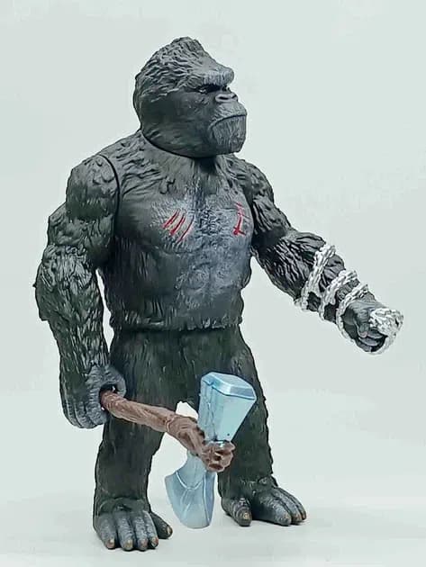 King Kong qorilla fiquru, 30 sm, döyüş baltası ilə