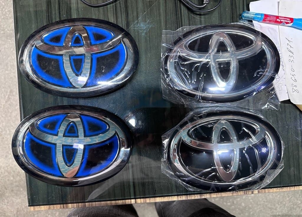 Emblem Toyota Camry Hybrid