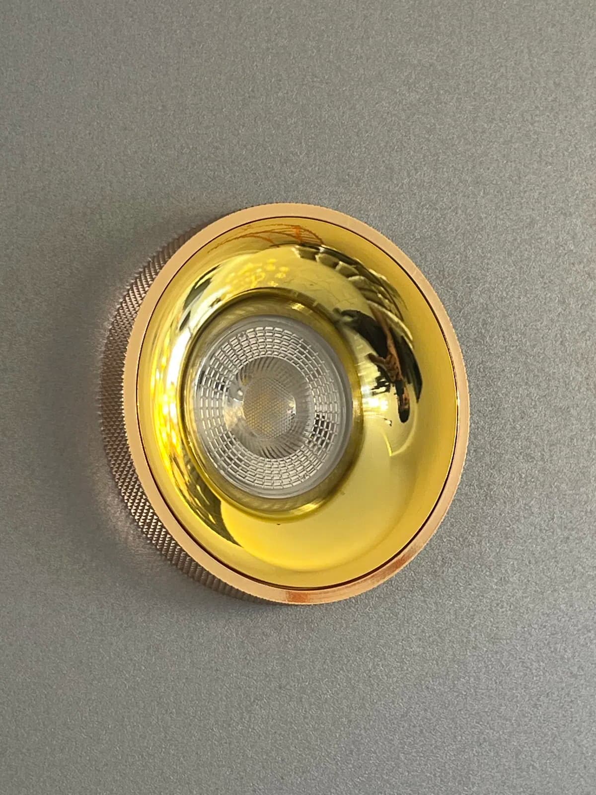 LED lampa, Qızılı rəng