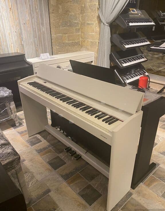 Rəqəmsal piano Roland F701