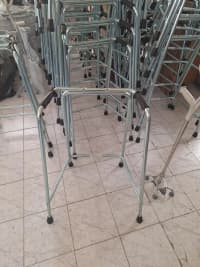 Xəstələr üçün hündürlüyü tənzimlənən yerimə aparatı (rollator) — şəkil 1
