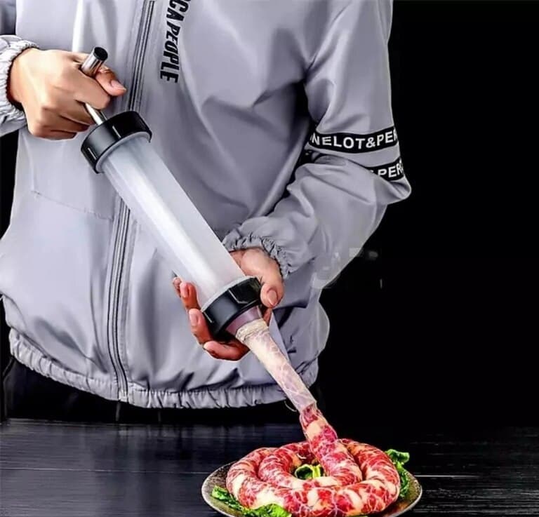 Kolbasa dolduran məişət aləti