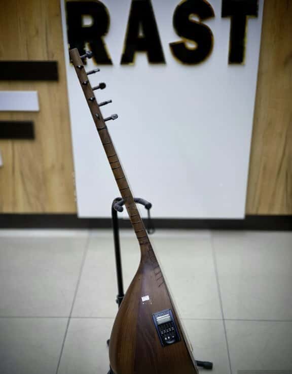 Saz with equalizer and microphone - Tenderyard