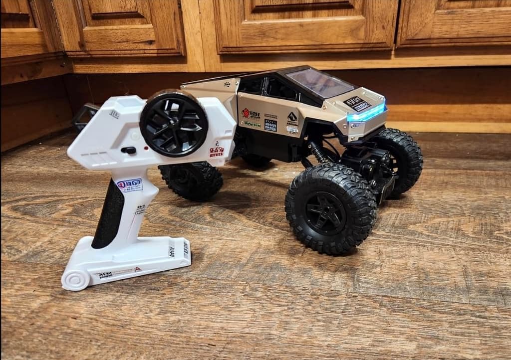 Tesla Cybertruck Pultla İdarə Olunan Oyuncaq Maşın