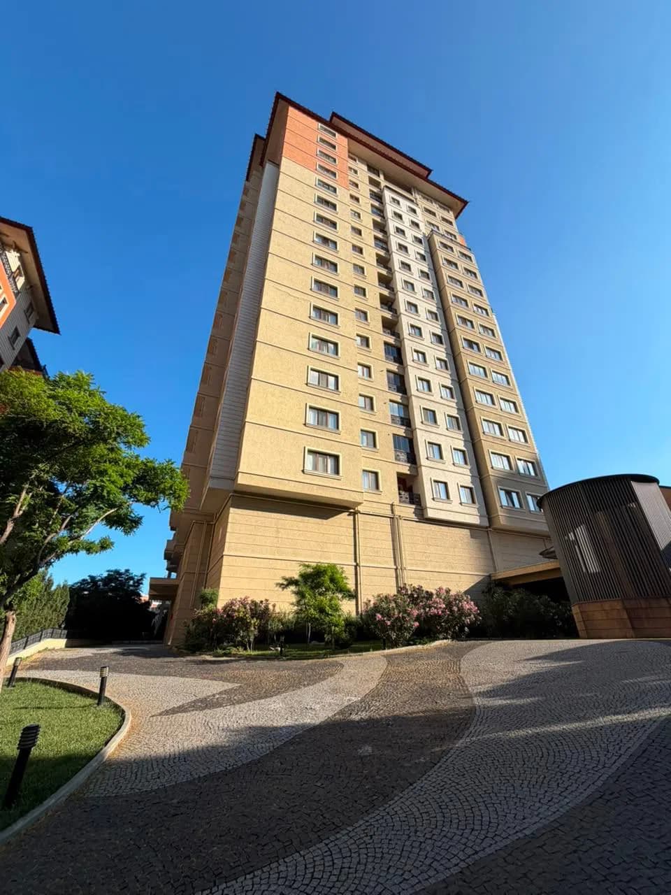 3 otaqlı mənzil 130 m² kirayə verilir