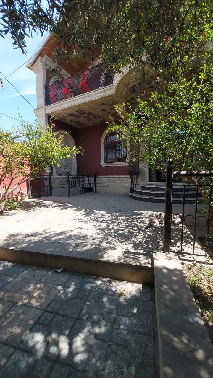 7 otaqlı həyət evi 390 m² satılır