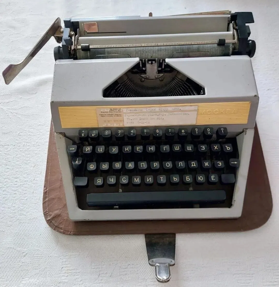 Moskva retro typewriter - Tenderyard