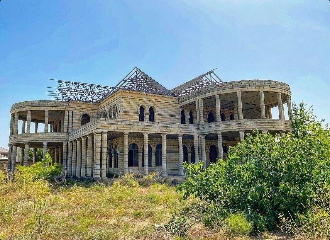 10 otaqlı bağ evi 604 m² 33 sot torpaq sahəsində satılır — şəkil 2