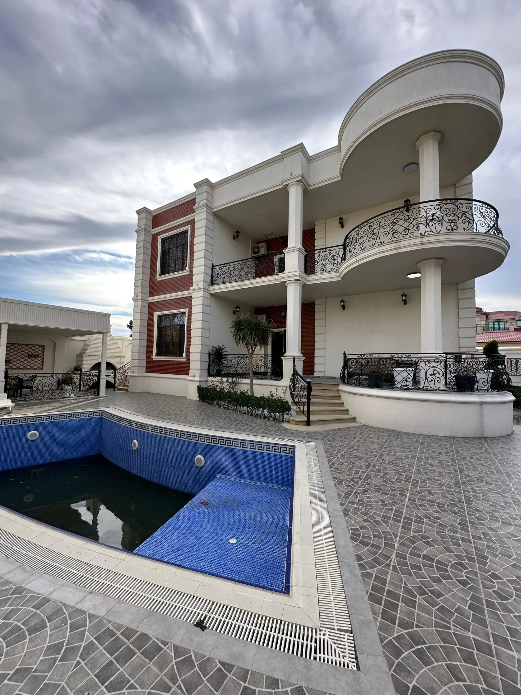 12 otaqlı villa 840 m² - 18 sot torpaq sahəsində satılır - Tenderyard